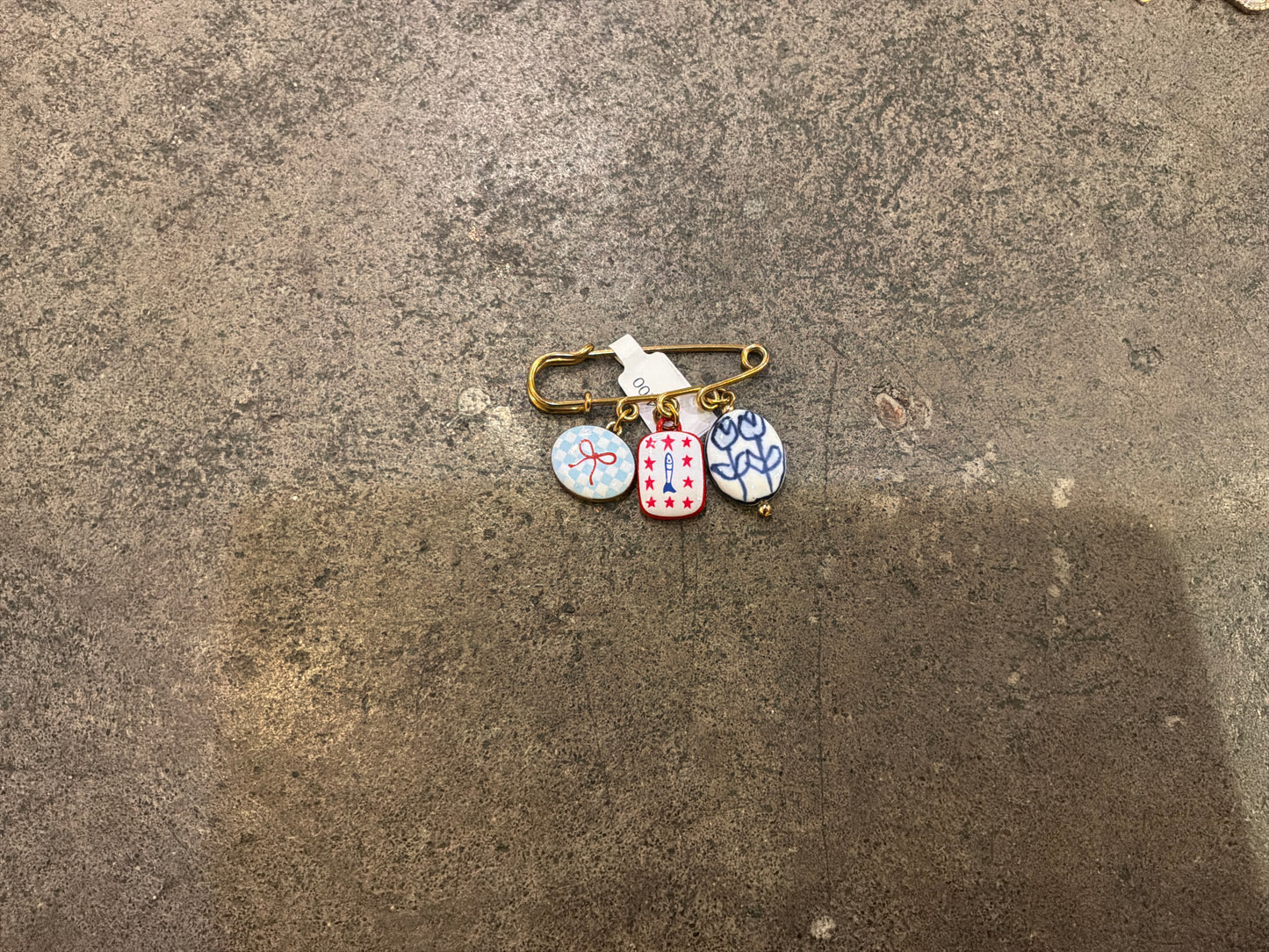 Charm Brooch Set