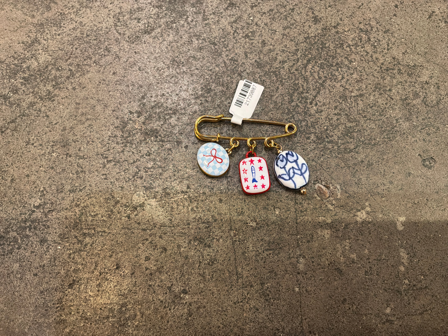 Charm Brooch Set